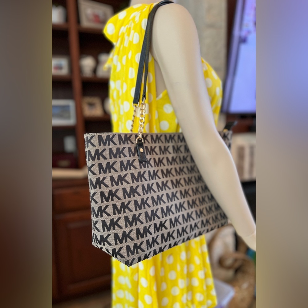 Michael Kors Jet Set Signature Tote - Picture 4 of 13
